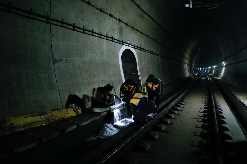 南吕镇铁路运营隧道病害现状